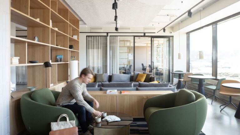 Modern common areas at Noli Herttoniemi with spaces for relaxation and work.